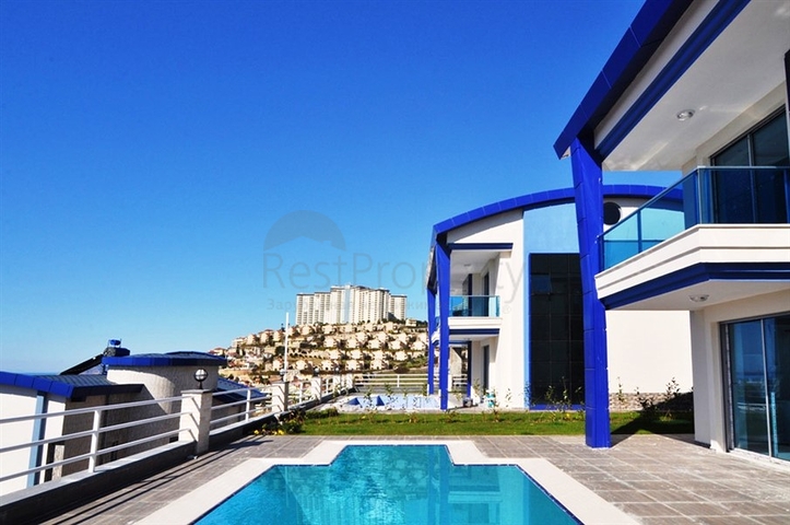 فيلا فاخرة وراقية بإطلالات ساحرة للبحر والجبال في منطقة كارجي جاك – ألانيا