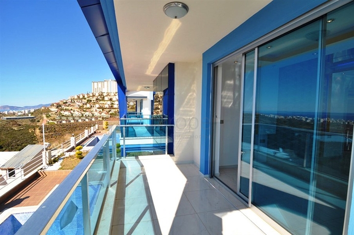 فيلا فاخرة وراقية بإطلالات ساحرة للبحر والجبال في منطقة كارجي جاك – ألانيا