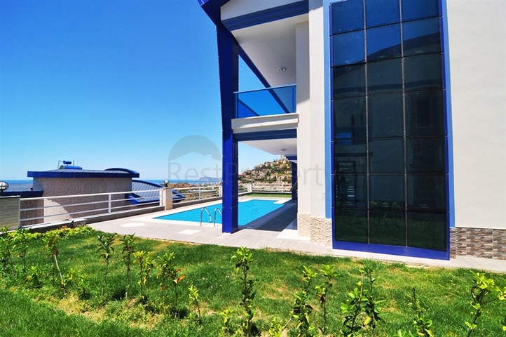 فيلا فاخرة وراقية بإطلالات ساحرة للبحر والجبال في منطقة كارجي جاك – ألانيا