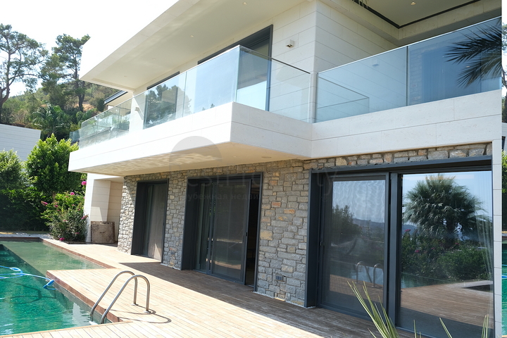 مشروع فيلا فاخرة مطلة على القلعة القديمة والبحر في وسط بودروم