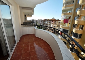 شقة مؤثثة بالكامل على مسافة قريبة من البحر في منطقة محمودلار – ألانيا