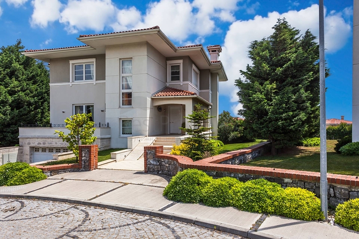 فلل مع اطلالة بحرية في اسطنبول 