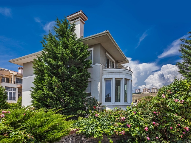 فلل مع اطلالة بحرية في اسطنبول 