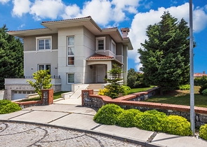 فلل مع اطلالة بحرية في اسطنبول 