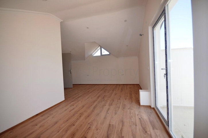 فيلا بتخطيط 3+1 تحيط بها حديقة خضراء في فتحية