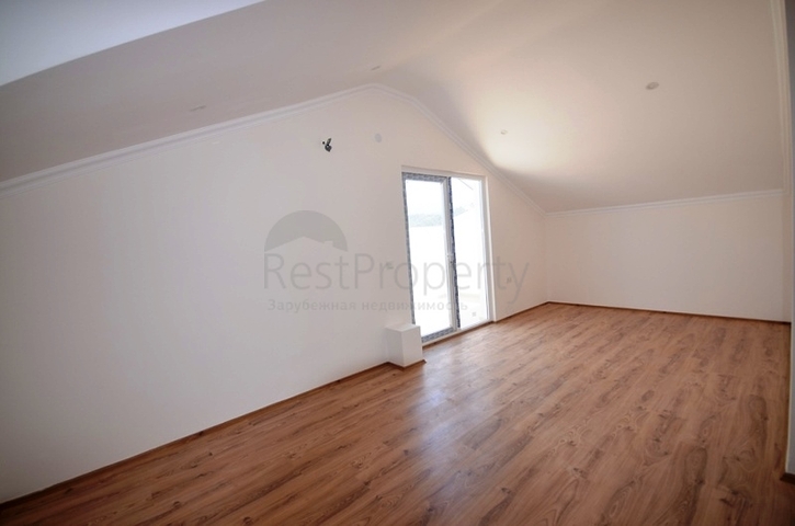 فيلا بتخطيط 3+1 تحيط بها حديقة خضراء في فتحية