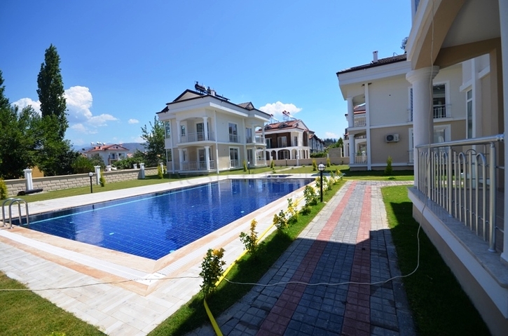 فيلا بتخطيط 3+1 تحيط بها حديقة خضراء في فتحية