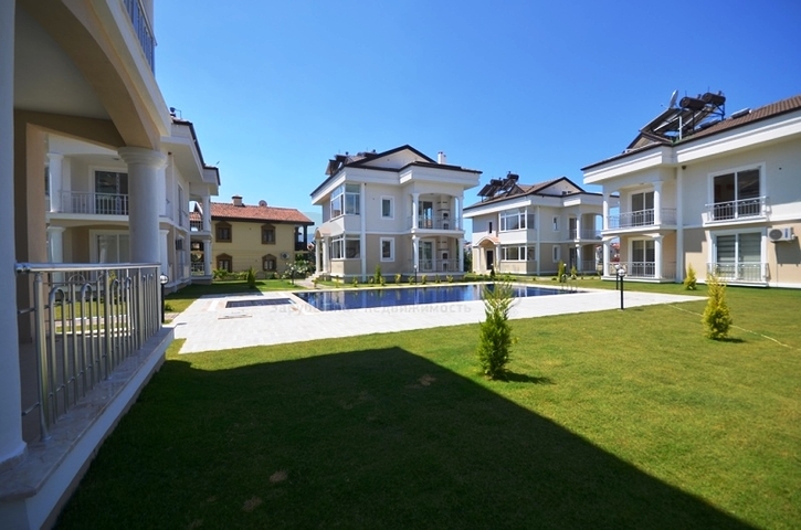 فيلا بتخطيط 3+1 تحيط بها حديقة خضراء في فتحية