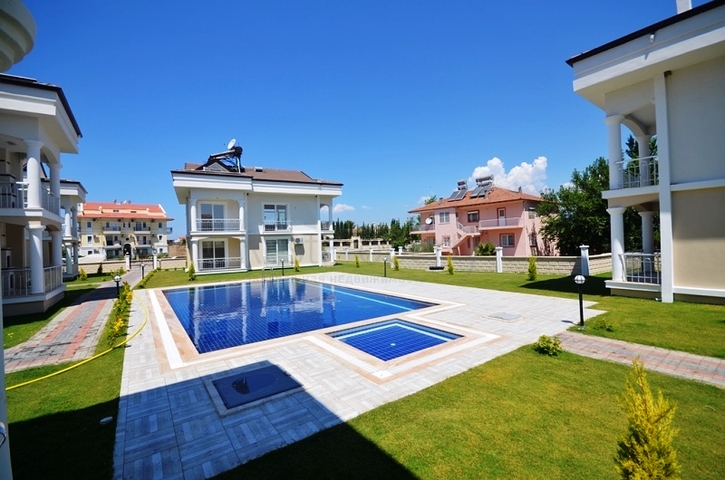 فيلا بتخطيط 3+1 تحيط بها حديقة خضراء في فتحية