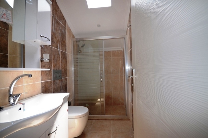 فيلا بتخطيط 3+1 تحيط بها حديقة خضراء في فتحية