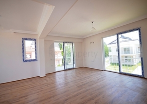 فيلا بتخطيط 3+1 تحيط بها حديقة خضراء في فتحية