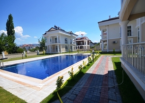 فيلا بتخطيط 3+1 تحيط بها حديقة خضراء في فتحية