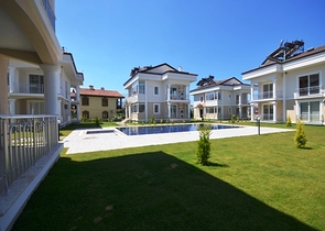 فيلا بتخطيط 3+1 تحيط بها حديقة خضراء في فتحية