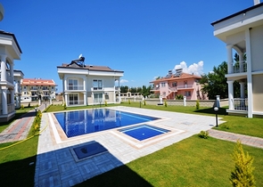 فيلا بتخطيط 3+1 تحيط بها حديقة خضراء في فتحية