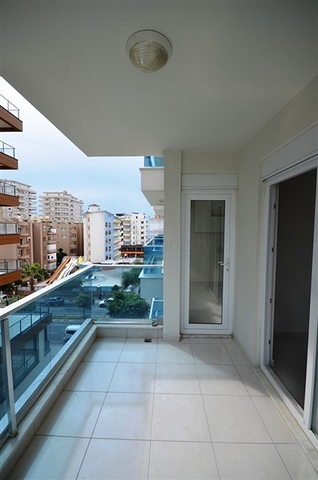 شقة جديدة على بعد 50 متر عن شاطئ البحر في منطقة محمودلار – ألانيا