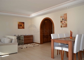 شقة مؤثثة على شاطئ البحر في منطقة محمودلار – ألانيا