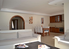 شقة مؤثثة على شاطئ البحر في منطقة محمودلار – ألانيا