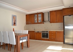 شقة مؤثثة على شاطئ البحر في منطقة محمودلار – ألانيا