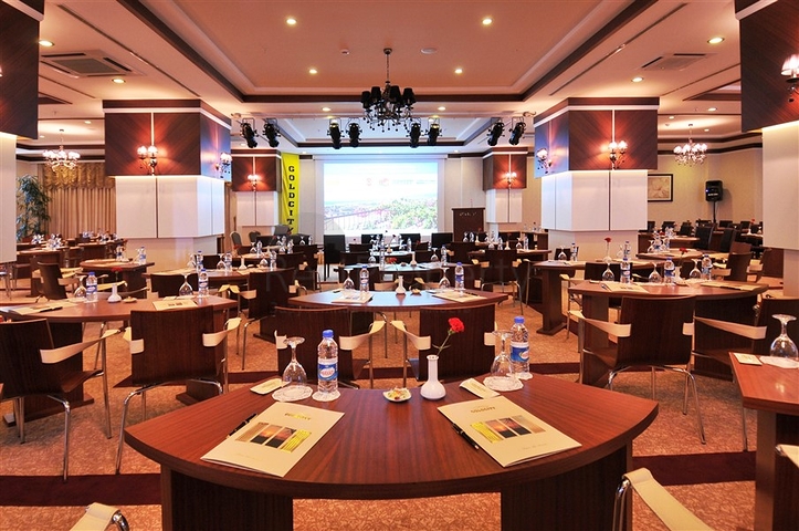 شقق وفلل ضمن مجمع غولد سيتي / الانيا 