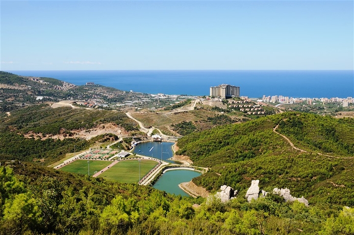 شقق وفلل ضمن مجمع غولد سيتي / الانيا 