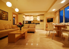 شقق وفلل ضمن مجمع غولد سيتي / الانيا 