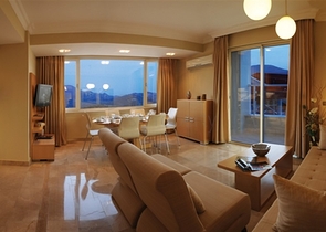 شقق وفلل ضمن مجمع غولد سيتي / الانيا 