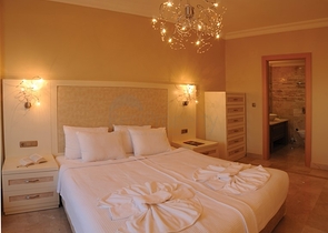 شقق وفلل ضمن مجمع غولد سيتي / الانيا 