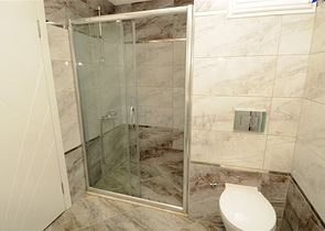 شقة بتخطيط 2+1 ضمن مجمع حديث في منطقة محمودلار – ألانيا