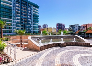 شقة بتخطيط 2+1 ضمن مجمع حديث في منطقة محمودلار – ألانيا