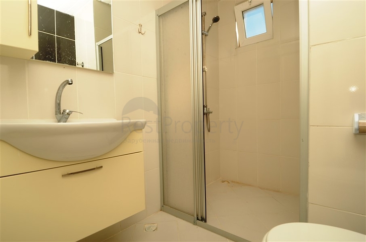 شقة بتخطيط 2+1 بمساحة واسعة في منطقة محمودلار – ألانيا