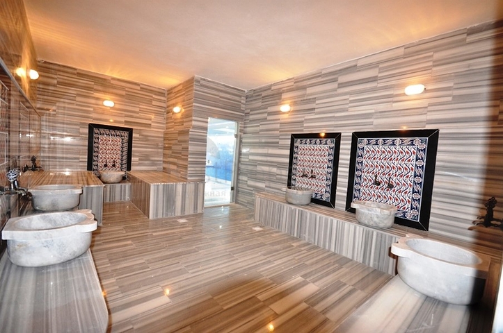 شقة بتخطيط 2+1 بمساحة واسعة في منطقة محمودلار – ألانيا