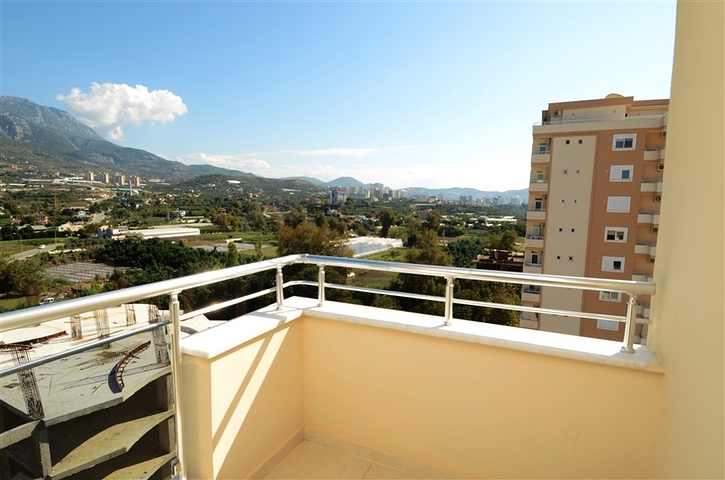 شقة بتخطيط 2+1 بمساحة واسعة في منطقة محمودلار – ألانيا