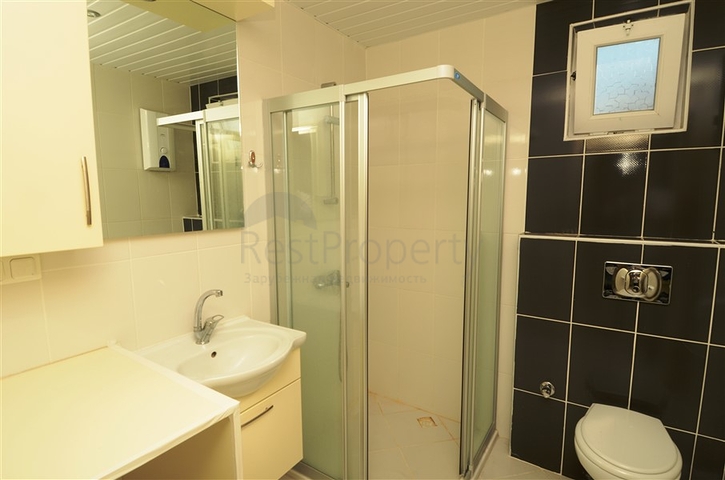 شقة بتخطيط 2+1 بمساحة واسعة في منطقة محمودلار – ألانيا