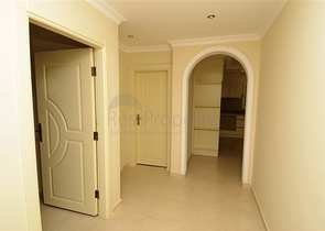 شقة بتخطيط 2+1 بمساحة واسعة في منطقة محمودلار – ألانيا