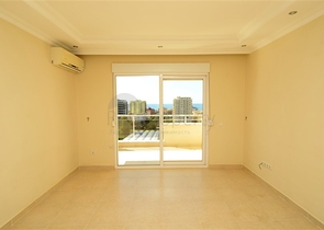 شقة بتخطيط 2+1 بمساحة واسعة في منطقة محمودلار – ألانيا