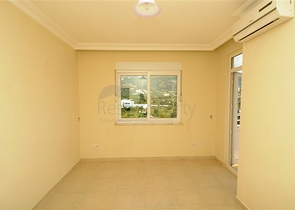 شقة بتخطيط 2+1 بمساحة واسعة في منطقة محمودلار – ألانيا