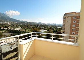 شقة بتخطيط 2+1 بمساحة واسعة في منطقة محمودلار – ألانيا