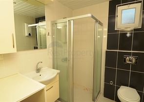 شقة بتخطيط 2+1 بمساحة واسعة في منطقة محمودلار – ألانيا