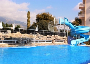 شقة بتخطيط 2+1 بمساحة واسعة في منطقة محمودلار – ألانيا