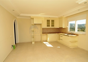 شقة بتخطيط 2+1 بمساحة واسعة في منطقة محمودلار – ألانيا