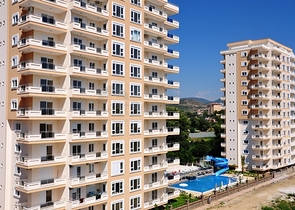 شقة بتخطيط 2+1 بمساحة واسعة في منطقة محمودلار – ألانيا