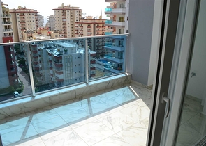 شقة بتخطيط 1+1 في وسط محمودلار – ألانيا