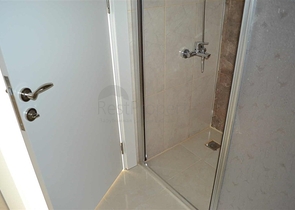 شقة بتخطيط 1+1 في وسط محمودلار – ألانيا