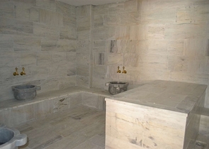 شقة بتخطيط 1+1 في وسط محمودلار – ألانيا