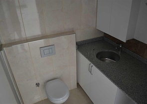 شقة بتخطيط 1+1 في وسط محمودلار – ألانيا