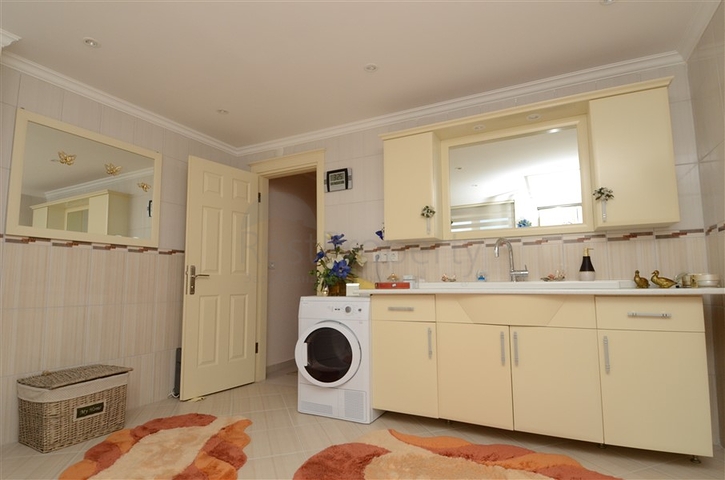 دوبلكس مؤثثة بالكامل في منطقة محمودلار – ألانيا