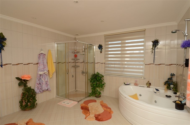 دوبلكس مؤثثة بالكامل في منطقة محمودلار – ألانيا