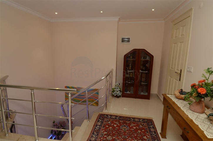 دوبلكس مؤثثة بالكامل في منطقة محمودلار – ألانيا