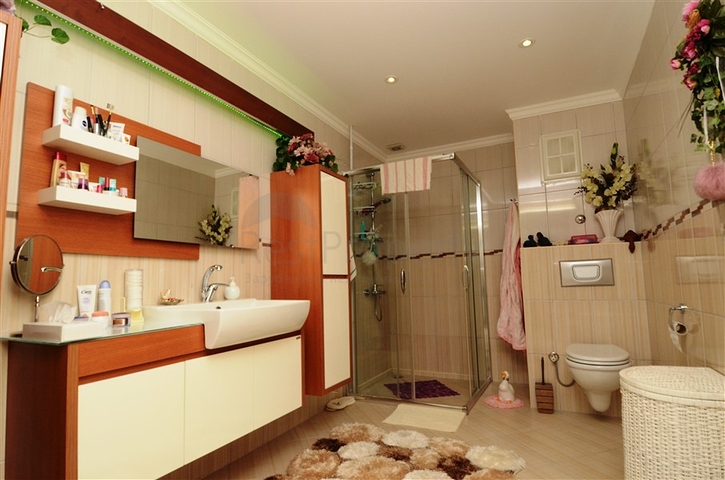 دوبلكس مؤثثة بالكامل في منطقة محمودلار – ألانيا