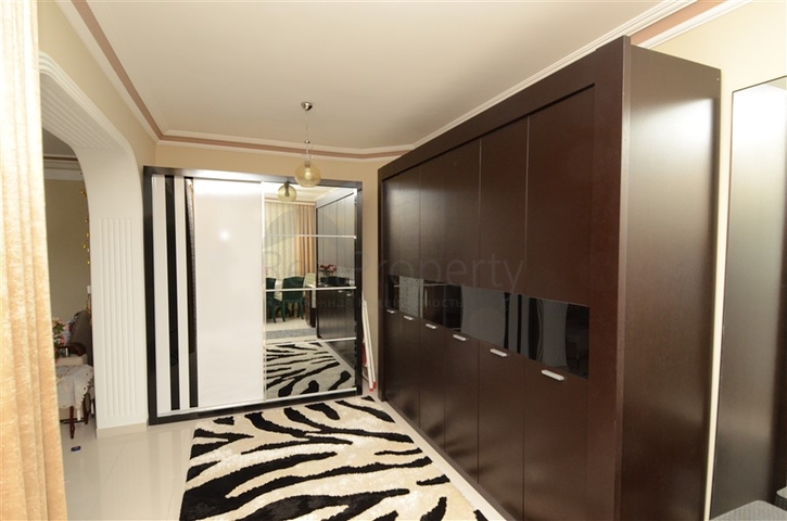 دوبلكس مؤثثة بالكامل في منطقة محمودلار – ألانيا